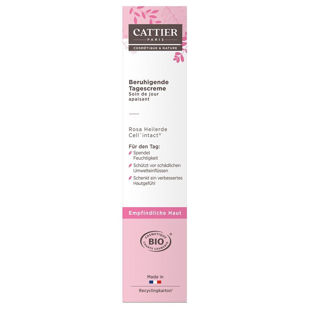 Eine Packung Cattier Beruhigende Tagescreme. Rosa und weiße Verpackung mit Blattmotiv und BIO-Siegel.