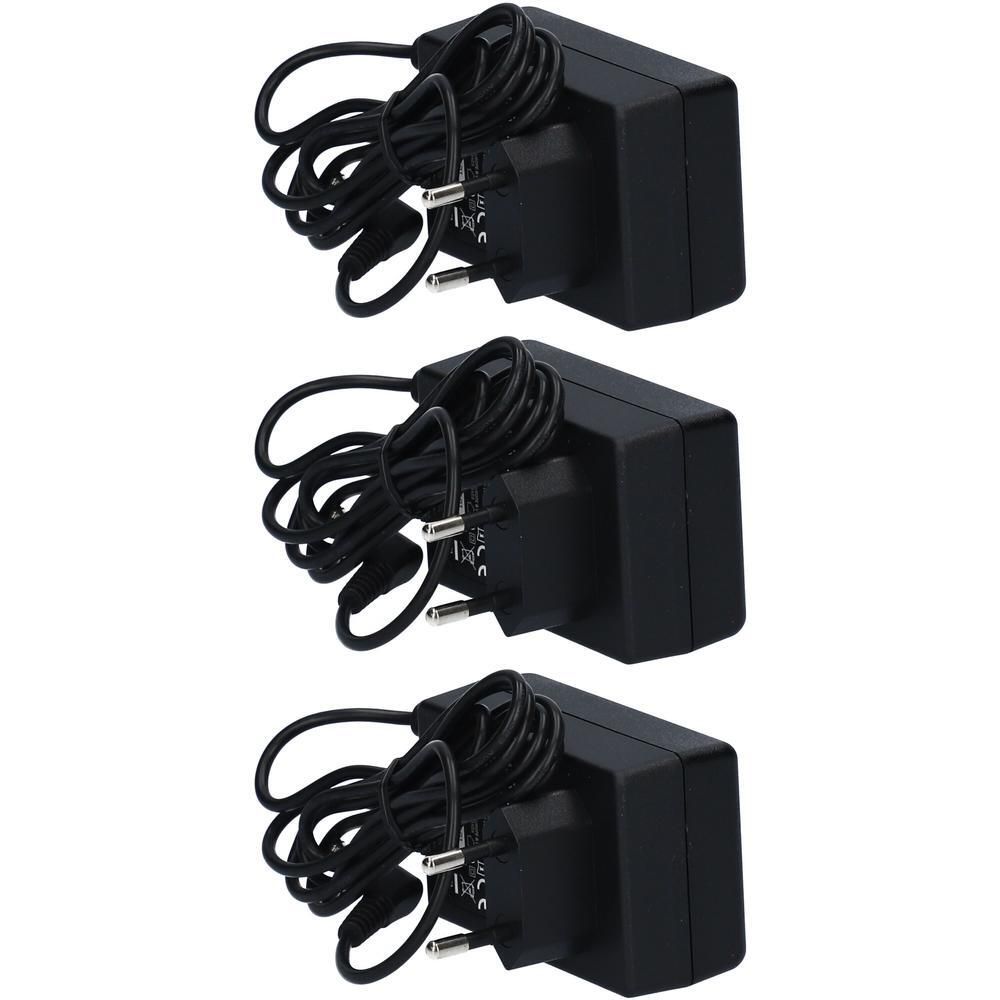 Drei schwarze Netzadapter mit Kabeln und Stecker. Kompakt und rechteckig.