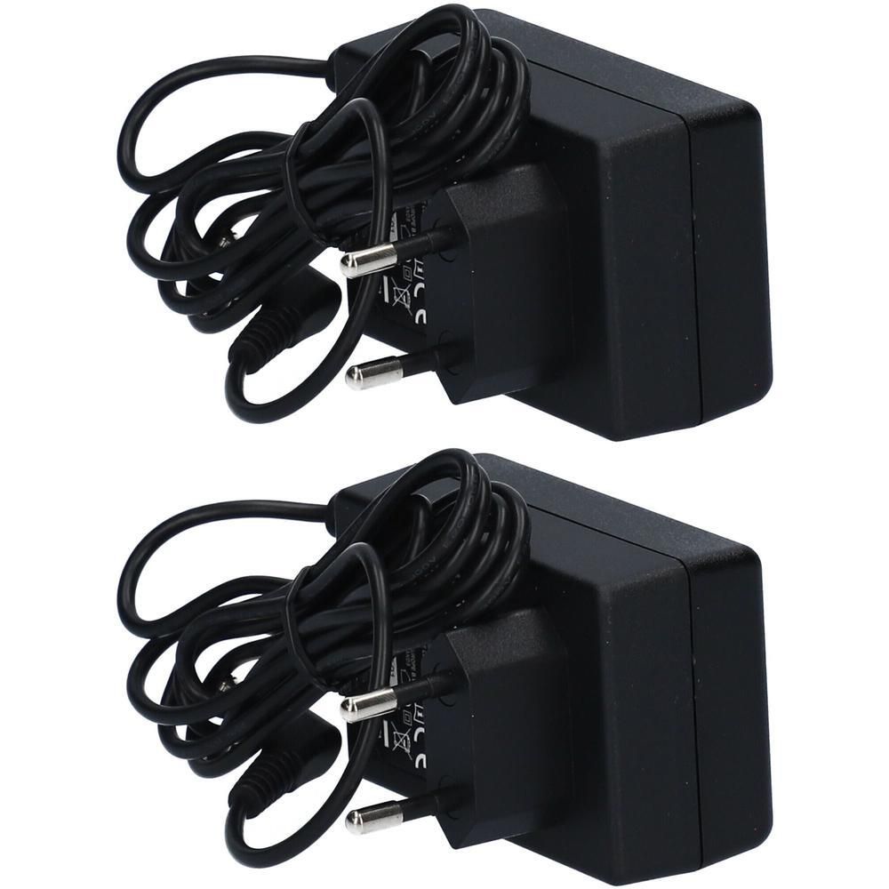 Zwei schwarze Netzstecker-Adapter mit Kabeln. CE-Kennzeichnung sichtbar.