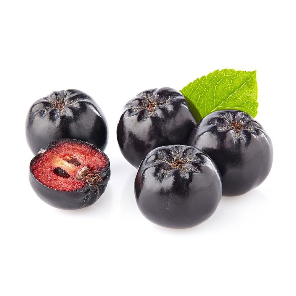 Fünf Aronia-Beeren, eine davon halbiert, um das Innere zu zeigen.