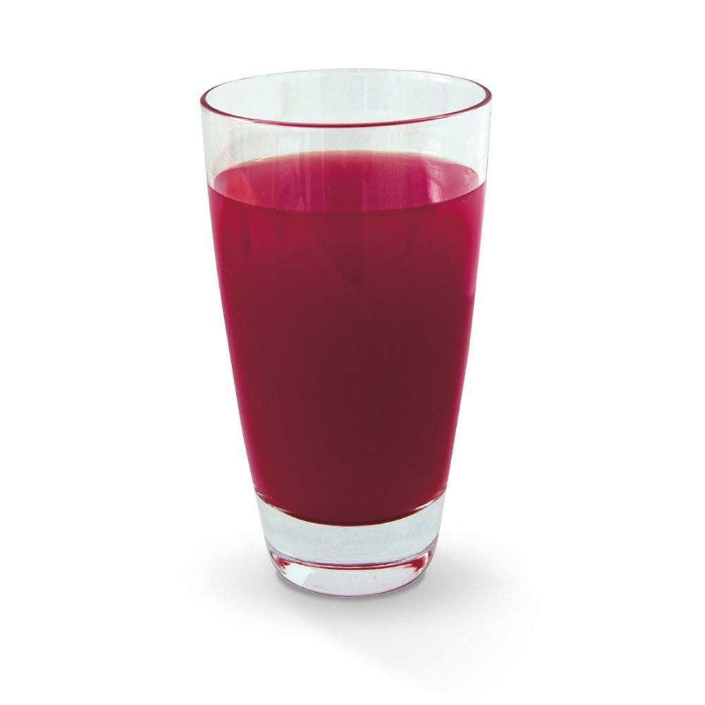 Ein Glas mit dunkelrotem Aronia-Elixier, isoliert auf weißem Hintergrund.