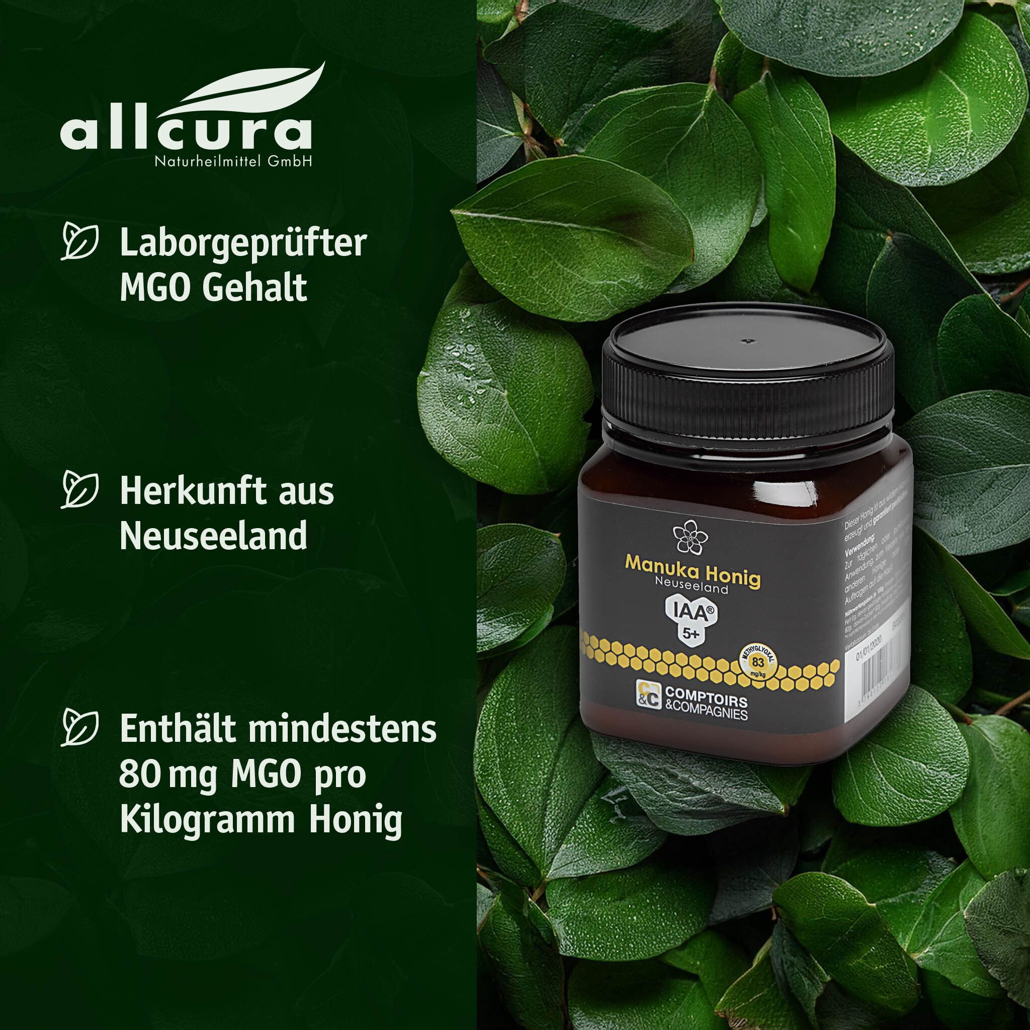 Ein Glas Manuka Honig MGO 80 IAA® 5+ umgeben von grünen Blättern. Links: Laborgeprüfter MGO Gehalt, Herkunft Neuseeland, Enthält mind. 80mg MGO/kg.