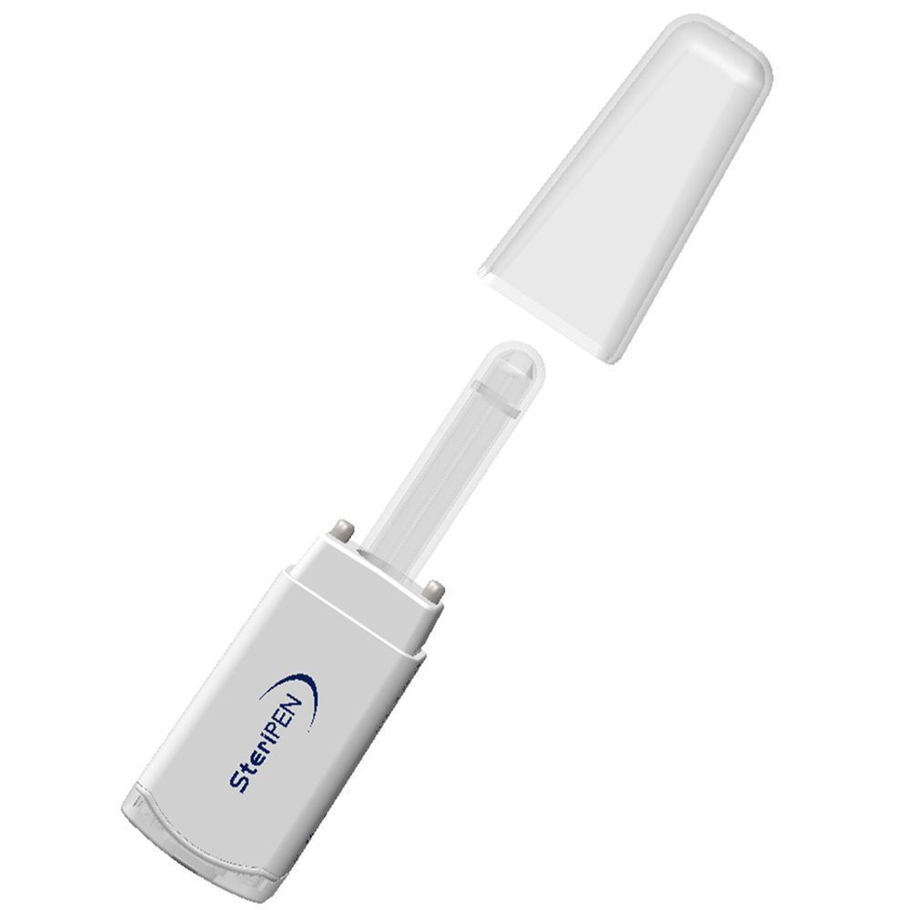 Ein SteriPEN UltraLight UV-Wasserentkeimer mit abgenommener Schutzkappe, UV-Lampe sichtbar.