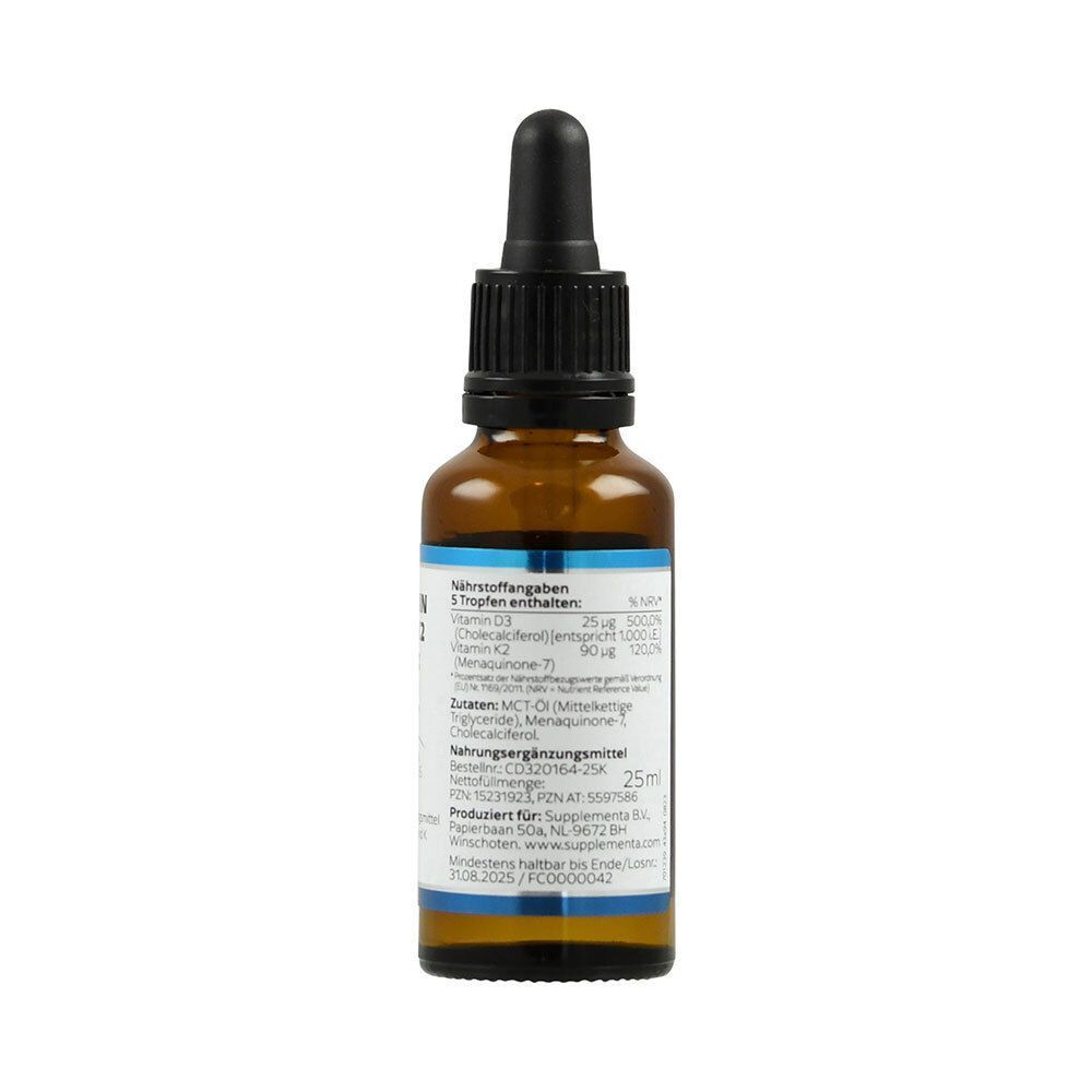 Braune Glasflasche mit Pipette, zeigt Nährwertangaben und Inhaltsstoffe für Vitamin D3 & K2 flüssig.