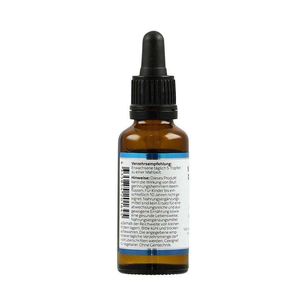 Rückseite einer braunen Glasflasche mit Pipette, mit Anwendungshinweisen für Vitamin D3 & K2 flüssig.
