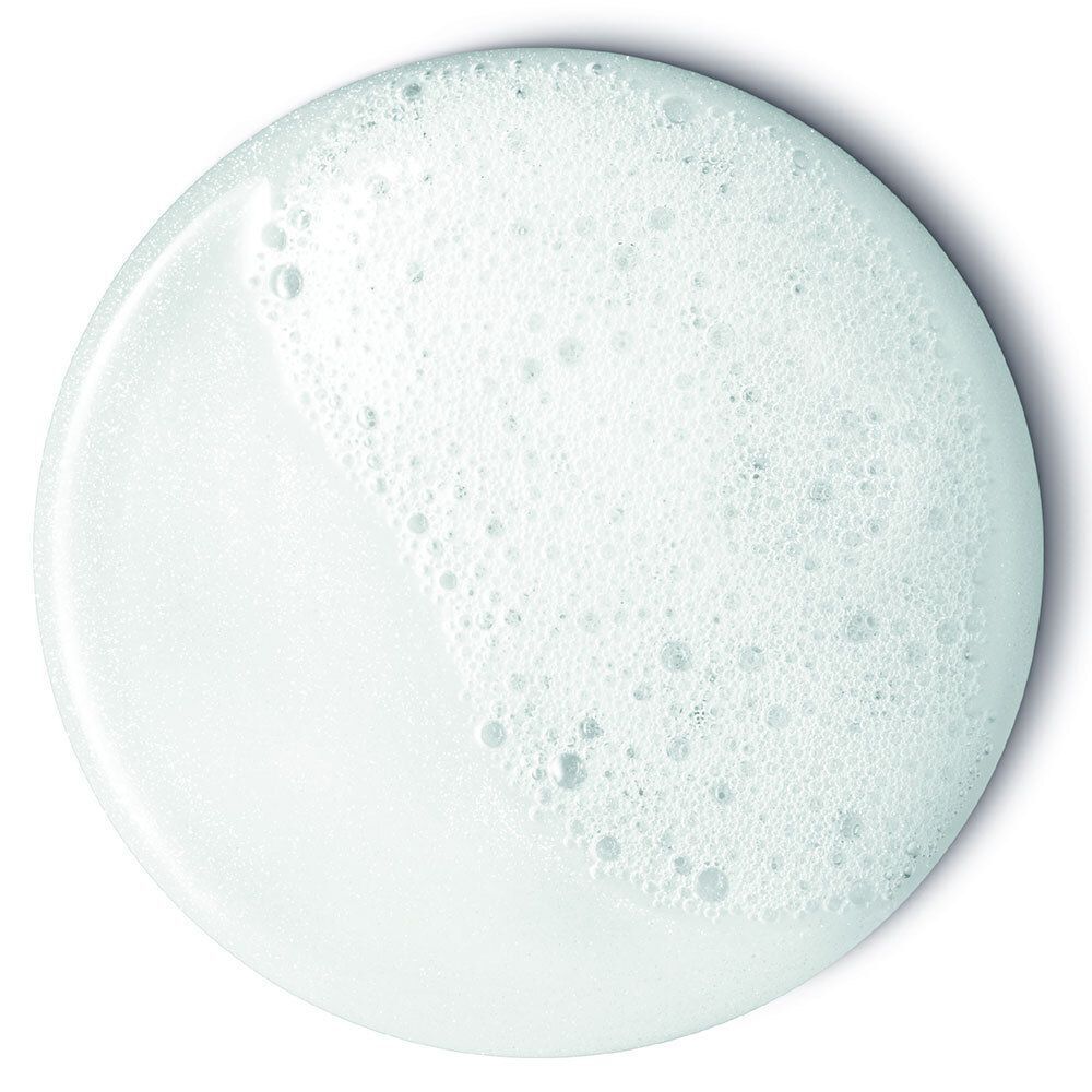 Nahaufnahme von weißem, schäumendem Shampoo in einem Kreis.