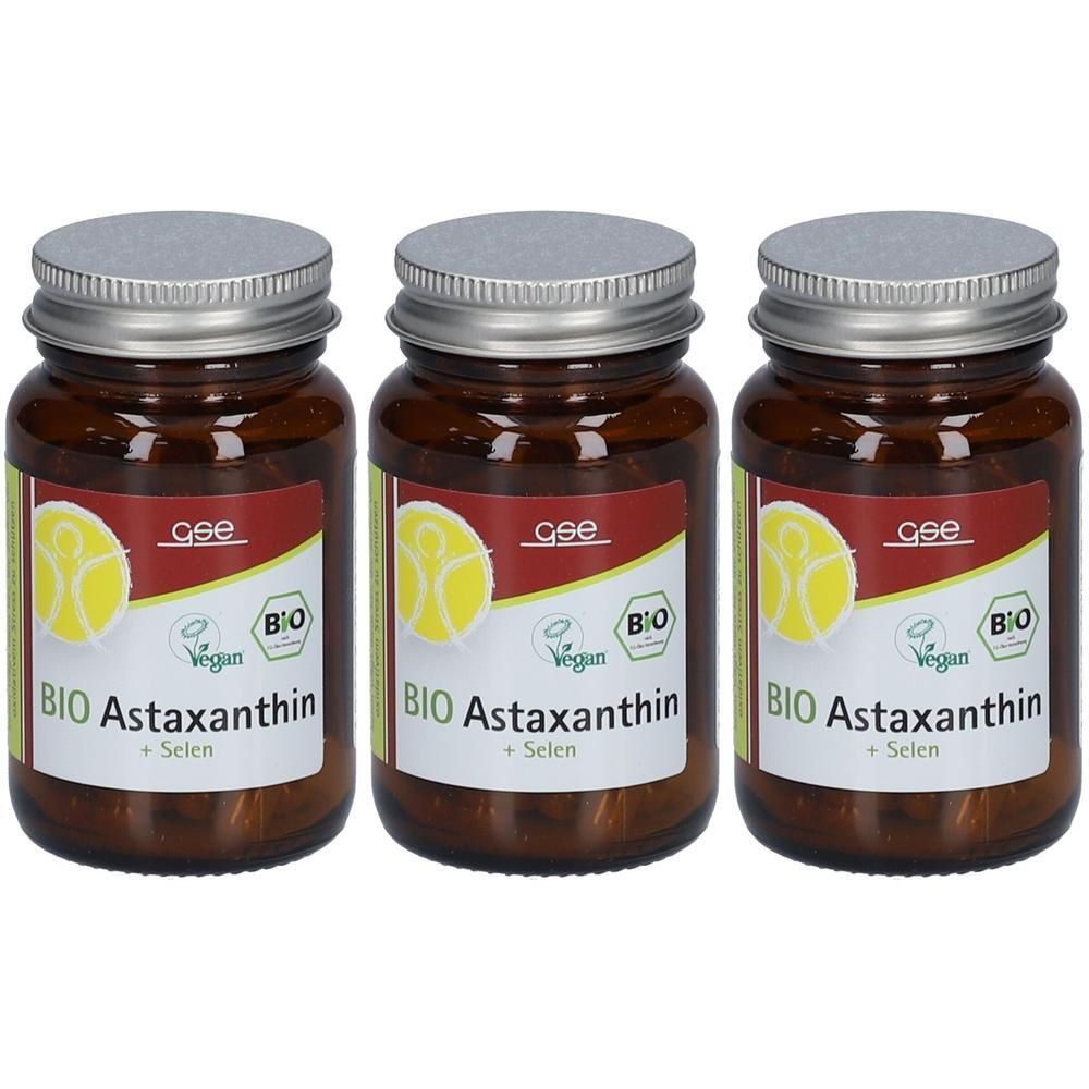 Drei Braunglasflaschen mit silbernen Schraubverschlüssen, die BIO Astaxanthin + Selen enthalten.