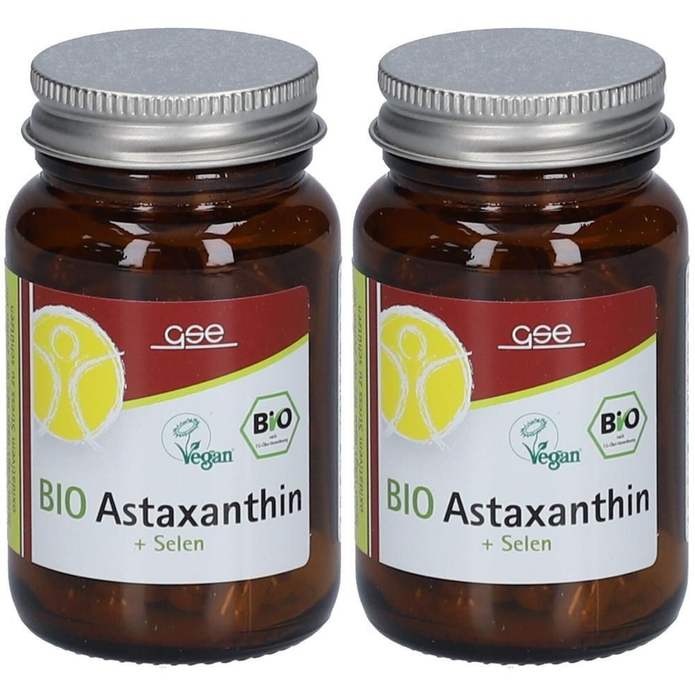 Zwei Braunglasflaschen mit silbernen Schraubverschlüssen, die BIO Astaxanthin + Selen enthalten.