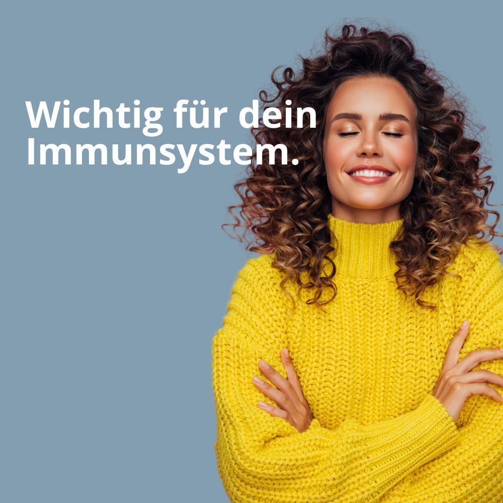 Frau mit geschlossenen Augen und einem Lächeln, trägt einen gelben Pullover. Text: Wichtig für dein Immunsystem.