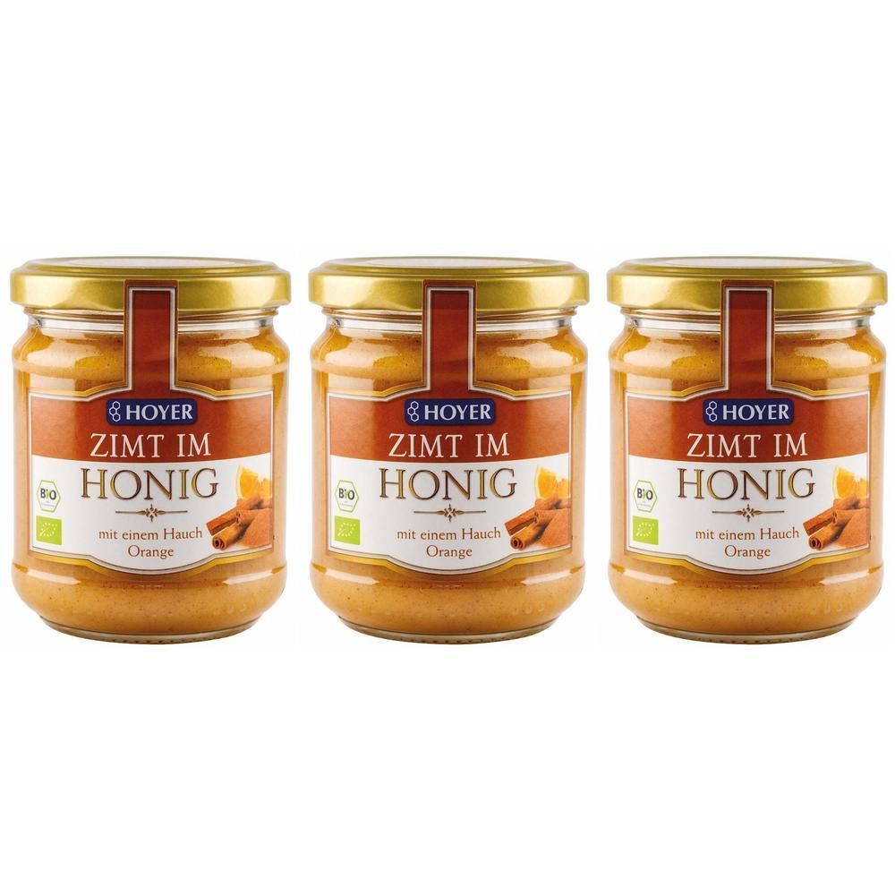 Drei Gläser HOYER Zimt im Honig mit Orange. Das Etikett zeigt Zimtstangen und Orangenscheiben.