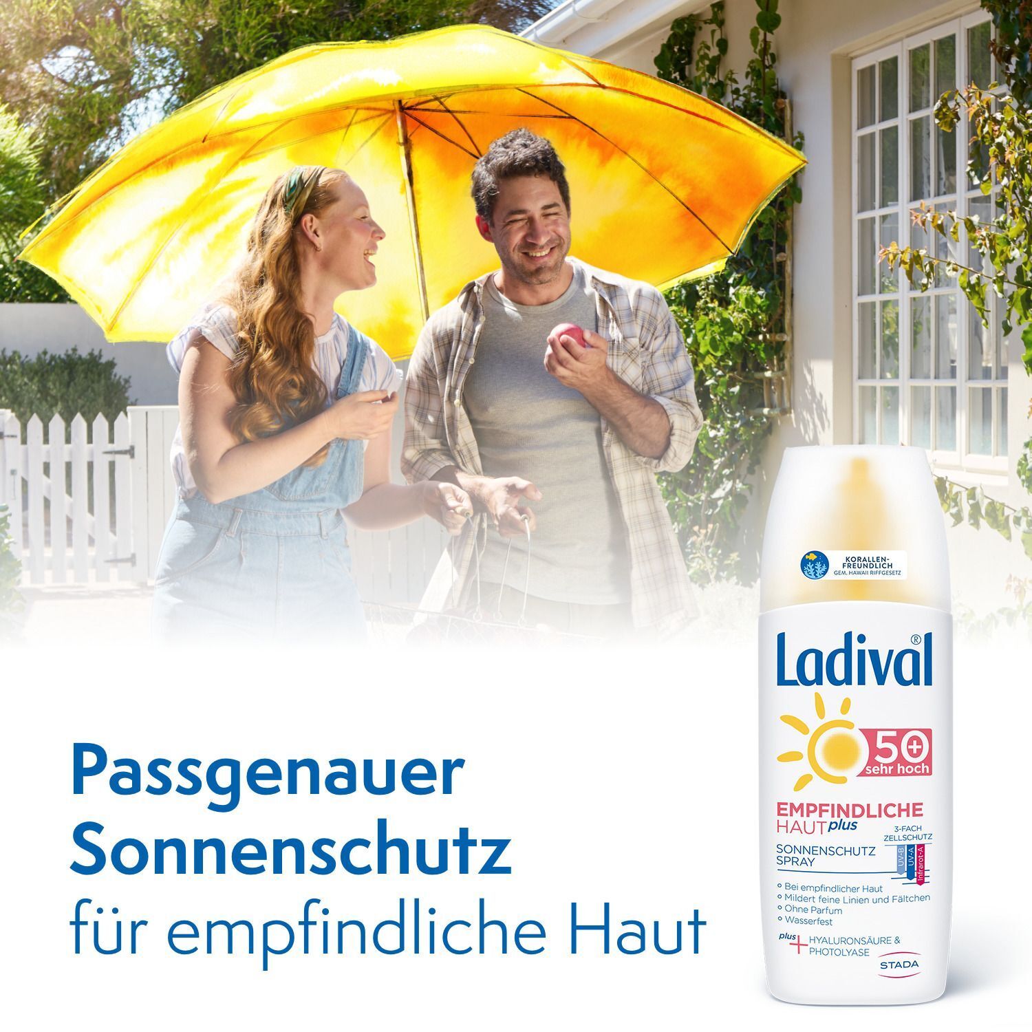Paar unter Sonnenschirm, daneben Flasche Ladival® Sonnenschutz Spray LSF 50+.