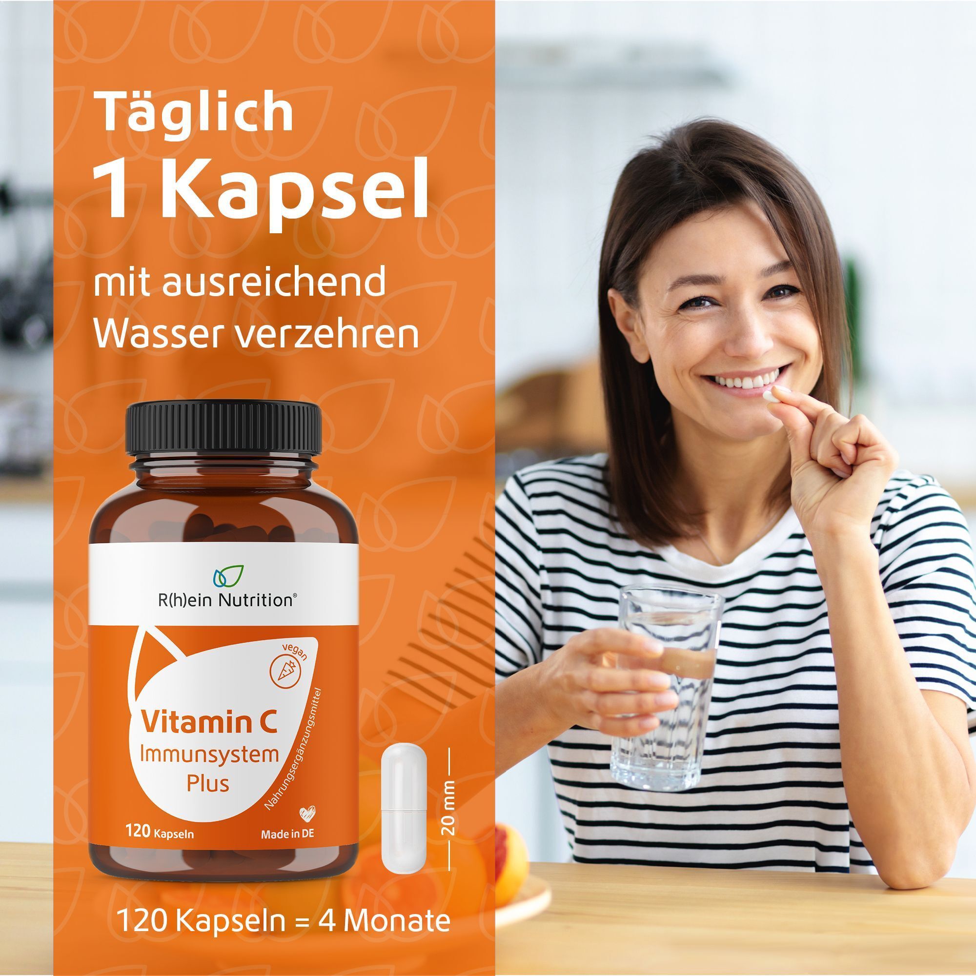 Frau nimmt eine Kapsel Vitamin C Immunsystem Plus mit Wasser ein.