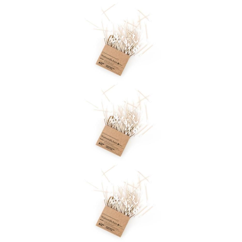 Drei Packungen Wattestäbchen aus Papier mit Baumwollaufsatz, auf weißem Hintergrund.