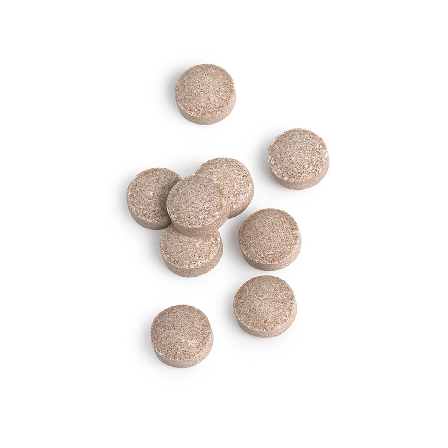 Mehrere runde, braune Tabletten auf weißem Hintergrund.
