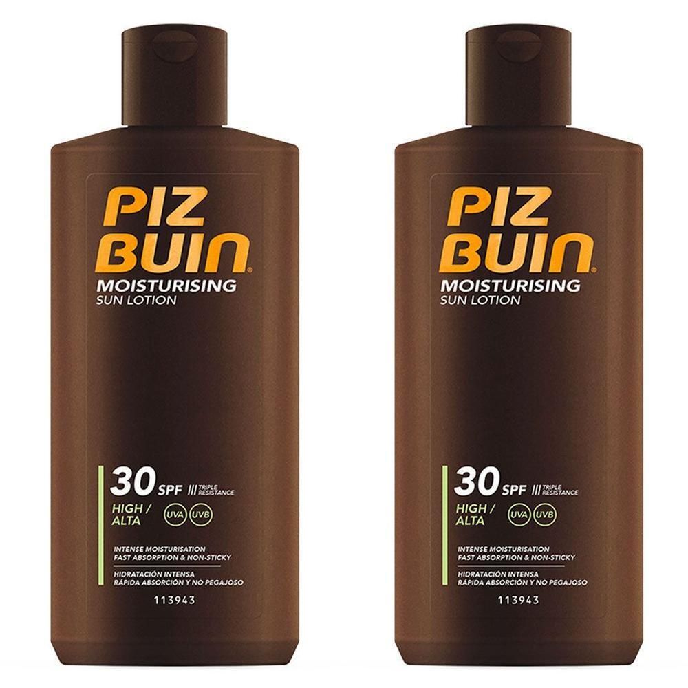 Zwei braune Flaschen PIZ BUIN® Feuchtigkeitsspendende Sonnenlotion LSF 30 mit Aufklappverschluss.