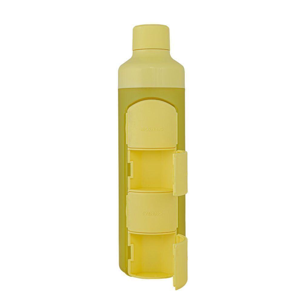 Gelbe Trinkflasche mit seitlichem Tabletten-Spender. Drei der vier Tagesfächer sind geöffnet.