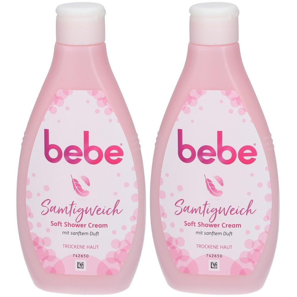 Zwei Flaschen bebe Samtigweich Soft Shower Cream in Rosa mit weißem Verschluss. Etikett mit rosa Schrift und Federmotiv.