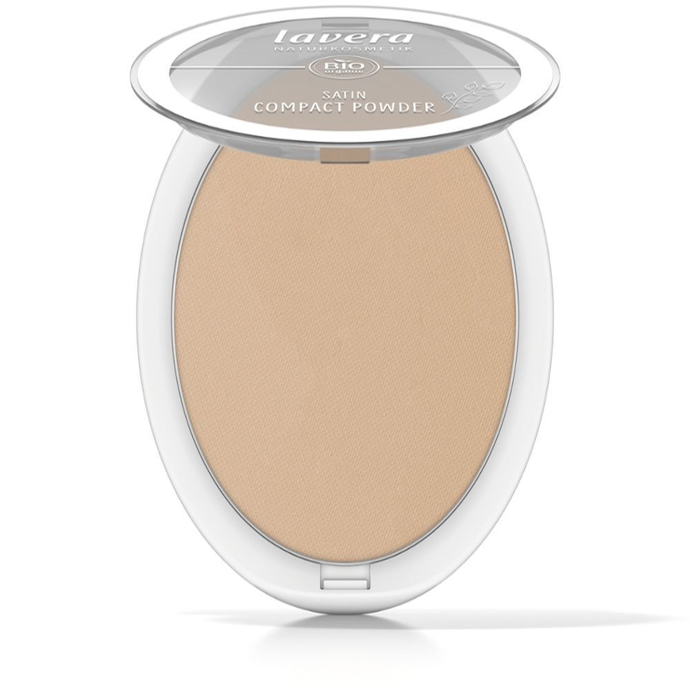 Geöffneter Lavera Satin Compact Powder Tiegel mit hellem Puder und transparentem Deckel.