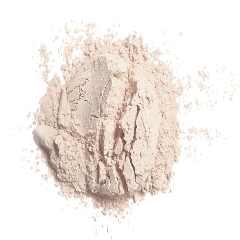 Eine kleine Menge Lavera Invisible Finish Loose Powder auf weißem Hintergrund.