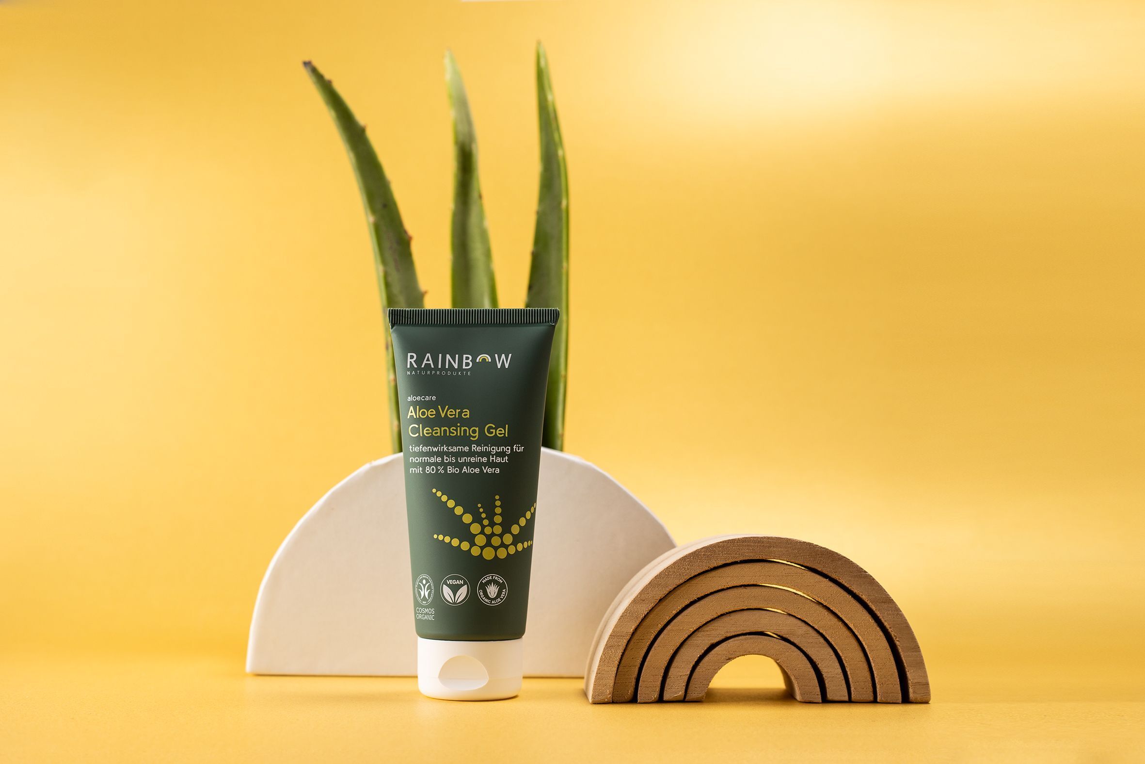 Rainbow aloecare Aloe Vera Cleansing Gel mit Aloe Vera Blättern und Deko-Elementen.