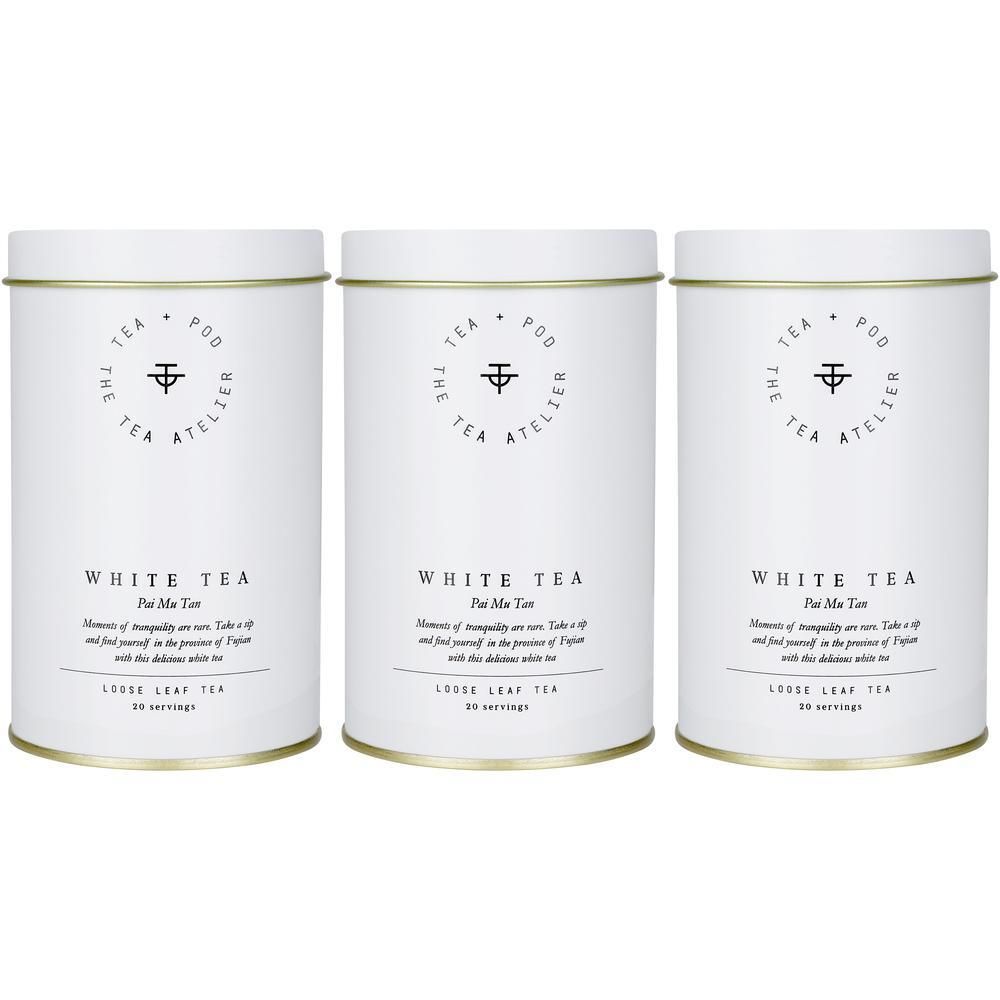 Drei weiße Teedosen mit goldener Kante. Jede Dose zeigt das Logo 'The Tea Pod Atelier' und die Aufschrift 'White Tea'.