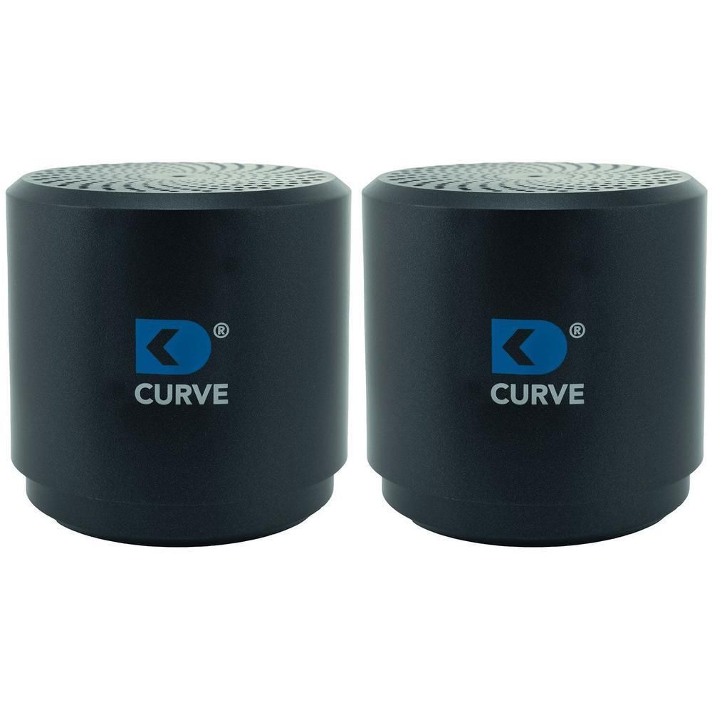 Zwei CURVE Luftreiniger in Schwarz. Zylindrische Form mit Lüftungsgitter oben und CURVE Logo.