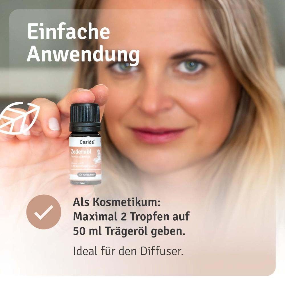 Eine Frau hält eine Flasche Casida Zedernöl, daneben Text zur Anwendung als Kosmetikum und für Diffusor.