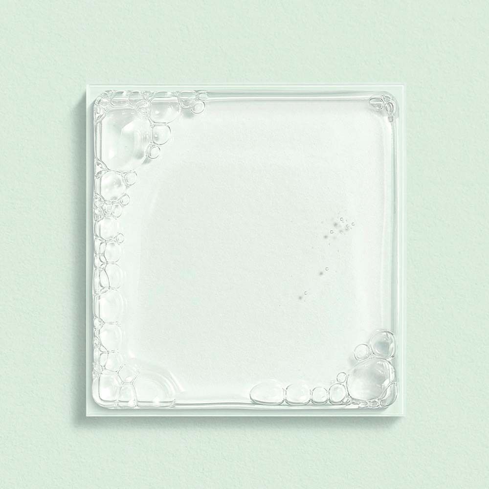 Quadratische Glasprobe mit klarem Mizellenwasser und Luftblasen.