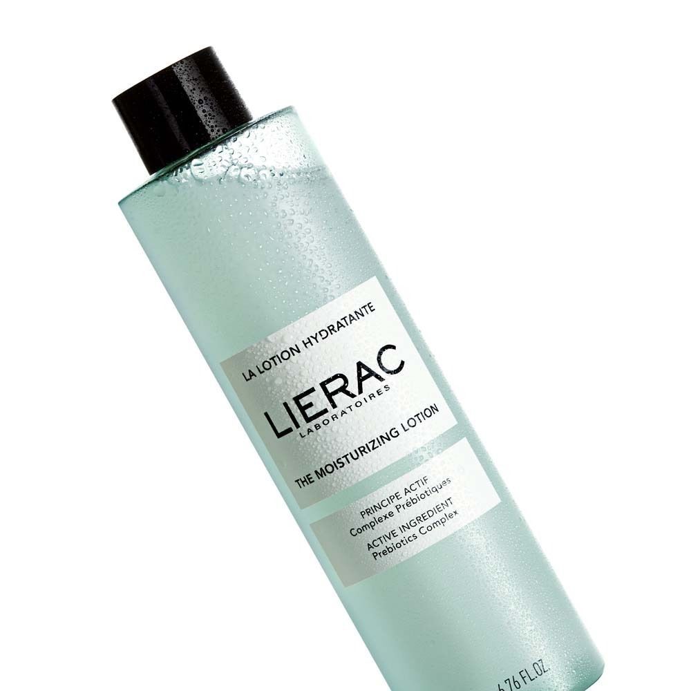 Eine schräg gehaltene LIERAC Feuchtigkeitslotion-Flasche mit 200 ml Inhalt.
