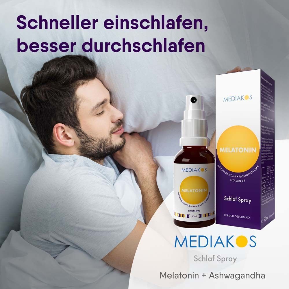 Mann schläft friedlich, neben ihm ein Mediakos Melatonin Ashwagandha Schlaf Spray und seine Verpackung.