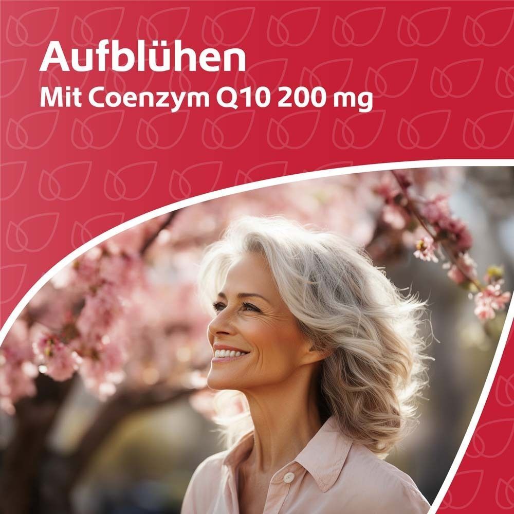Frau mit Coenzym Q10 200 mg, blühende Kirschblüten im Hintergrund.