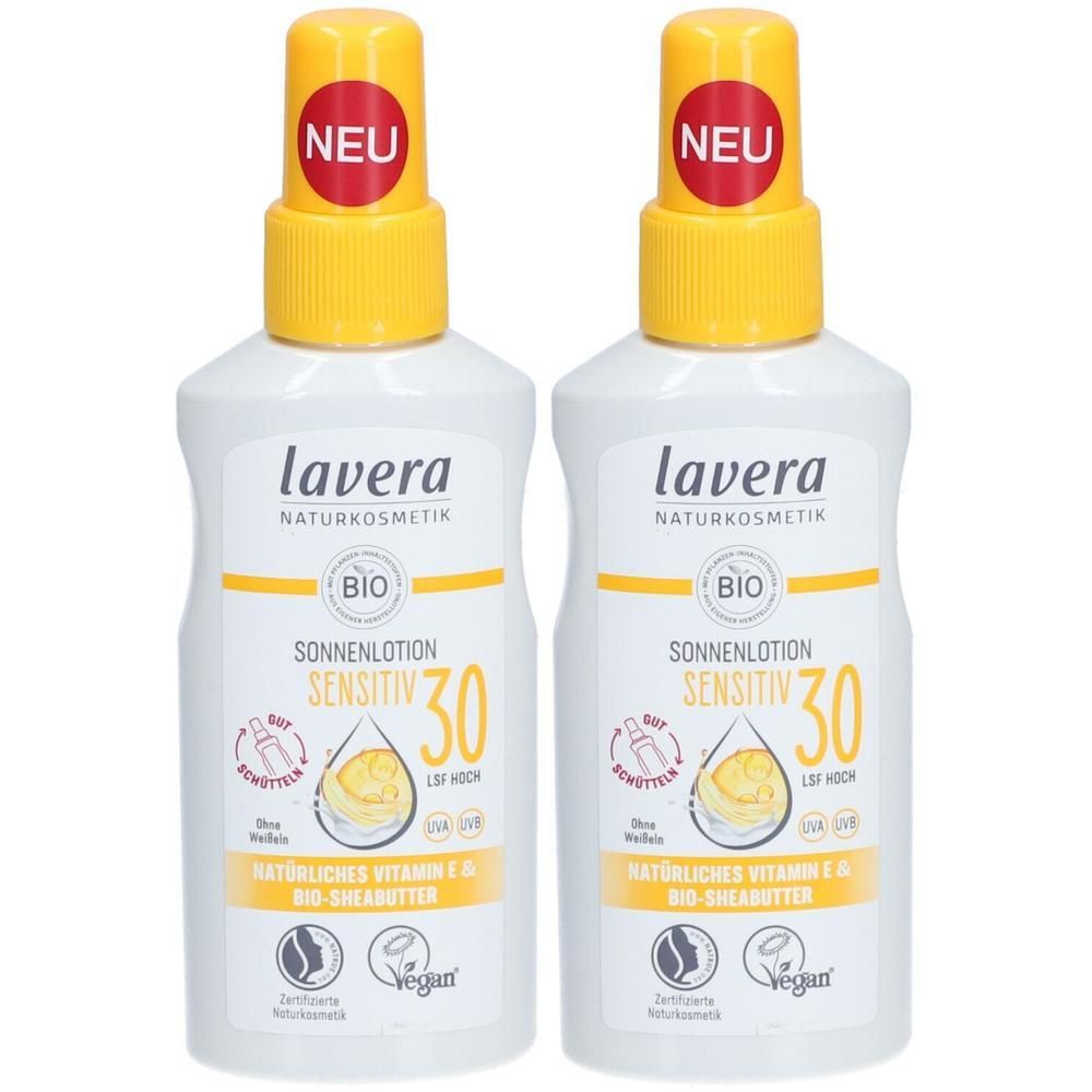 Zwei Flaschen Lavera Sonnenlotion Sensitiv LSF 30 mit gelben Verschlüssen und "NEU"-Aufklebern. Weiße Flaschen mit gelben und orangen Etiketten.