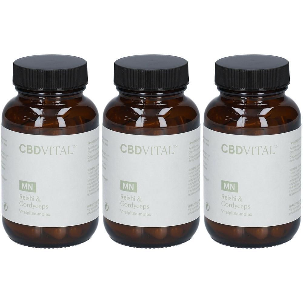 Drei braune Glasflaschen mit schwarzen Deckeln, gefüllt mit Kapseln. Etiketten zeigen 'CBDVITAL MN Reishi & Cordyceps'.