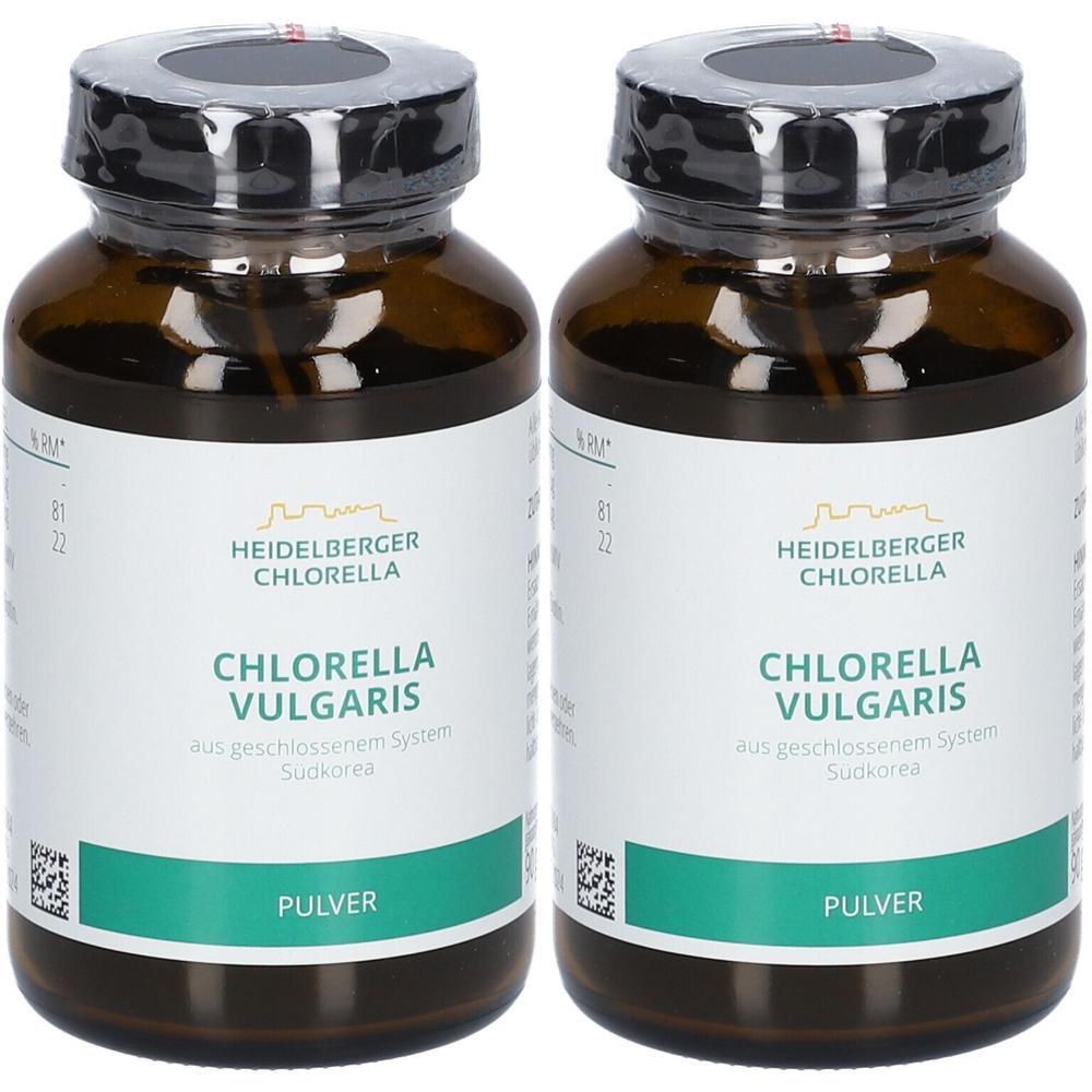 Zwei Flaschen Heidellberger Chlorella Pulver. Braune Glasflaschen mit weißen Etiketten und grünen Streifen.