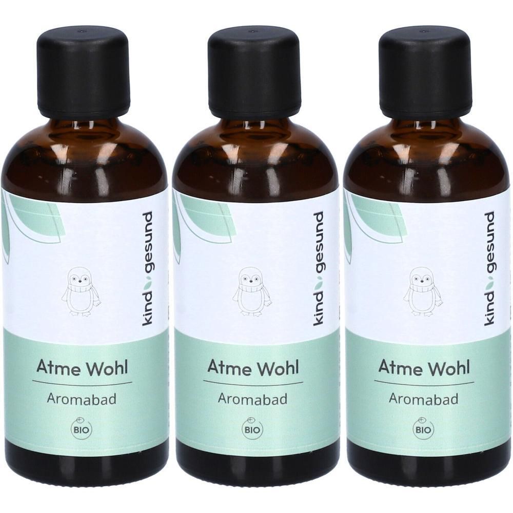 Drei braune Glasflaschen mit schwarzen Verschlüssen, gefüllt mit Aromabad. Etiketten zeigen 'kindgesund', 'Atme Wohl', 'Aromabad' und ein 'BIO'-Siegel.
