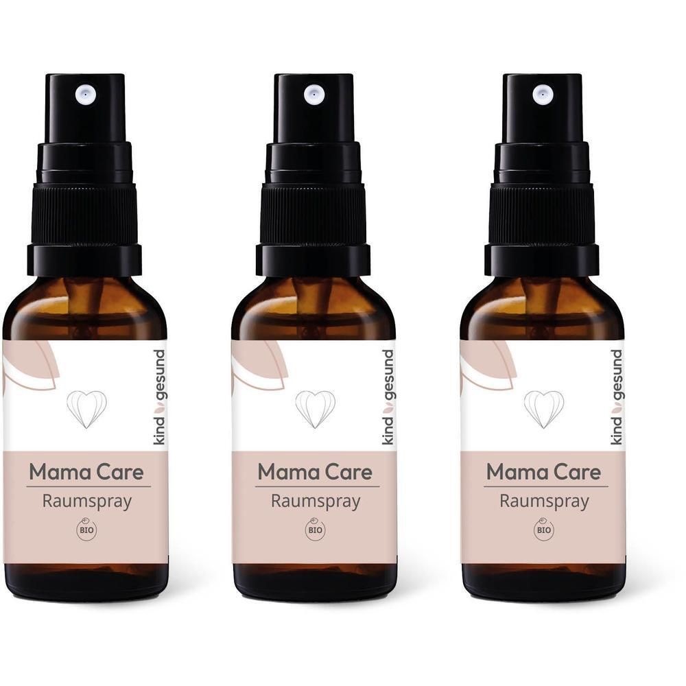 Drei braune Glasflaschen mit Sprayaufsatz, Etikett 'Mama Care Raumsspray'.
