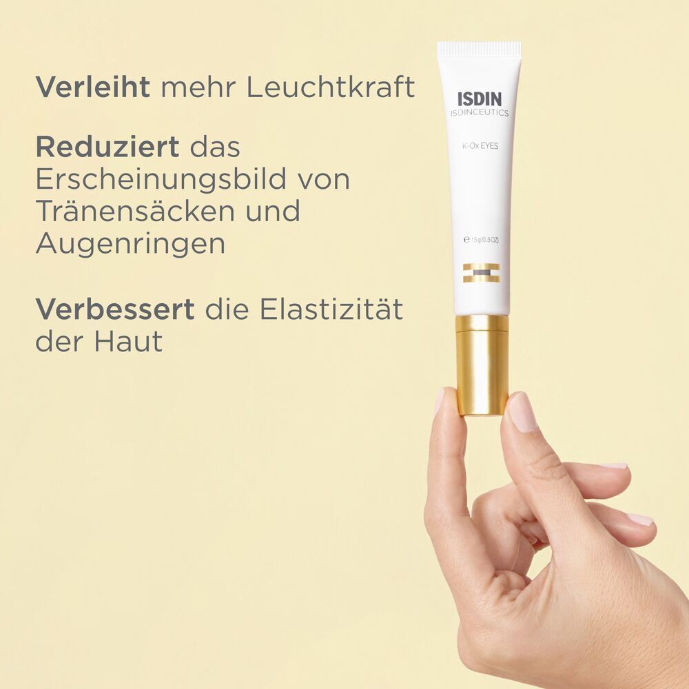 Hand hält eine Tube Isdin Isdinceutics K-ox Eyes Augencreme. 15g. Text über Leuchtkraft und Elastizität.