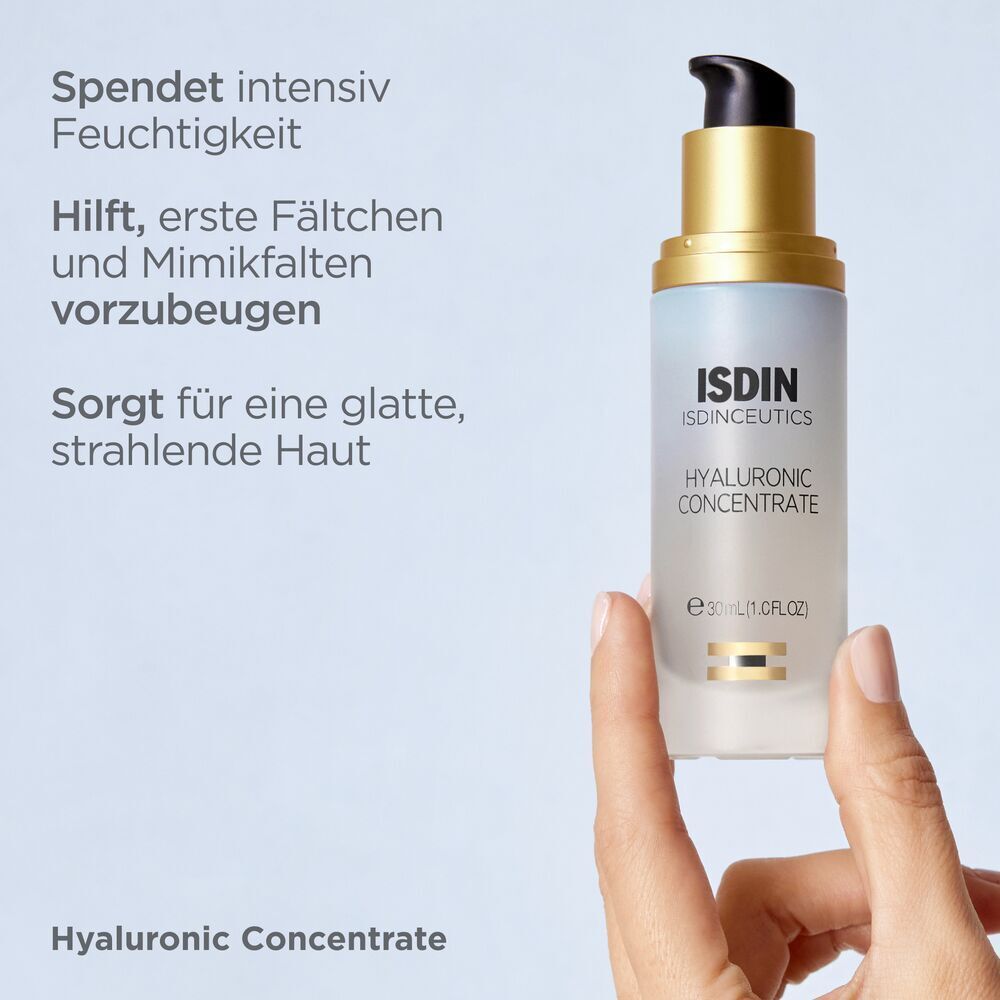 Hand hält eine Flasche Isdin Isdinceutics Hyaluronic Concentrate Serum mit Text über Feuchtigkeit und Falten.