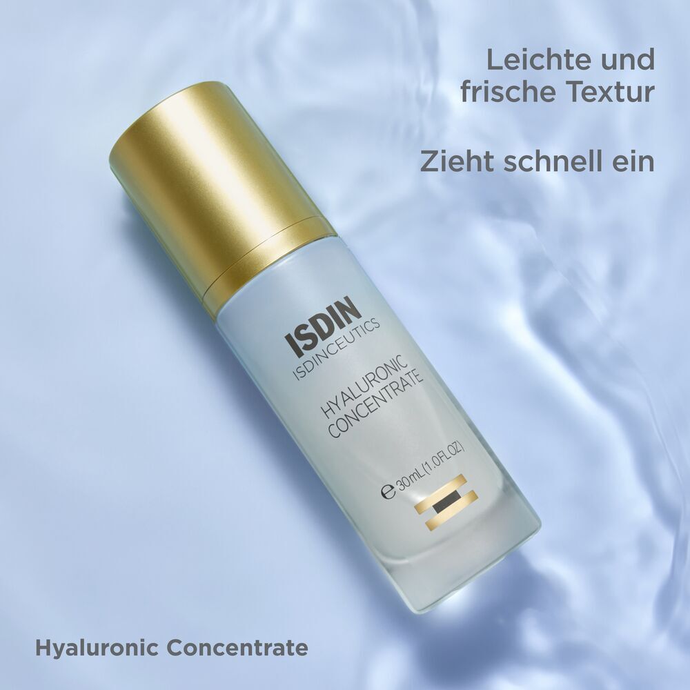 Flasche Isdin Isdinceutics Hyaluronic Concentrate Serum auf fließendem Wasser, Text über leichte Textur.