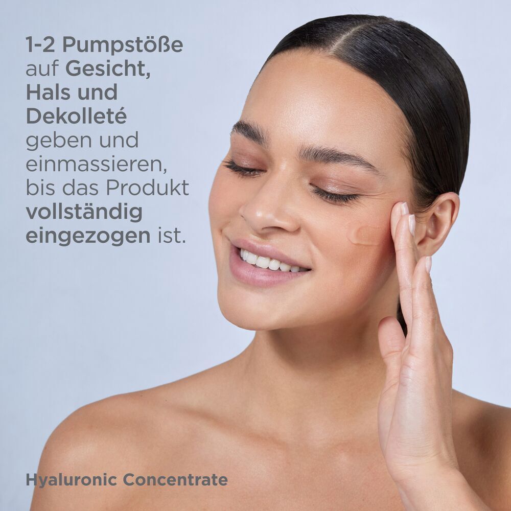 Frau trägt Isdin Isdinceutics Hyaluronic Concentrate Serum auf Gesicht, Hals und Dekolleté auf.