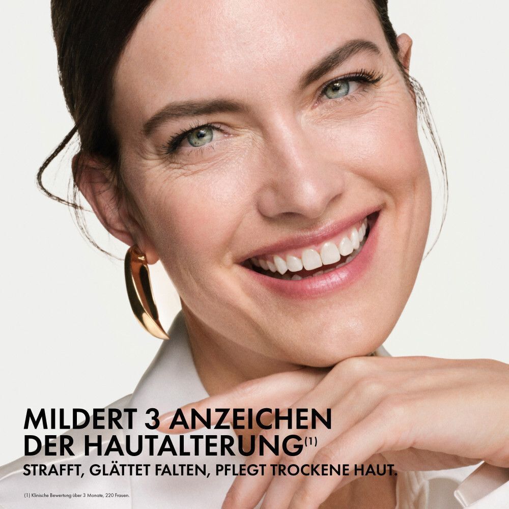 Lächelnde Frau mit Falten, die die Milderung von 3 Zeichen der Hautalterung zeigt.