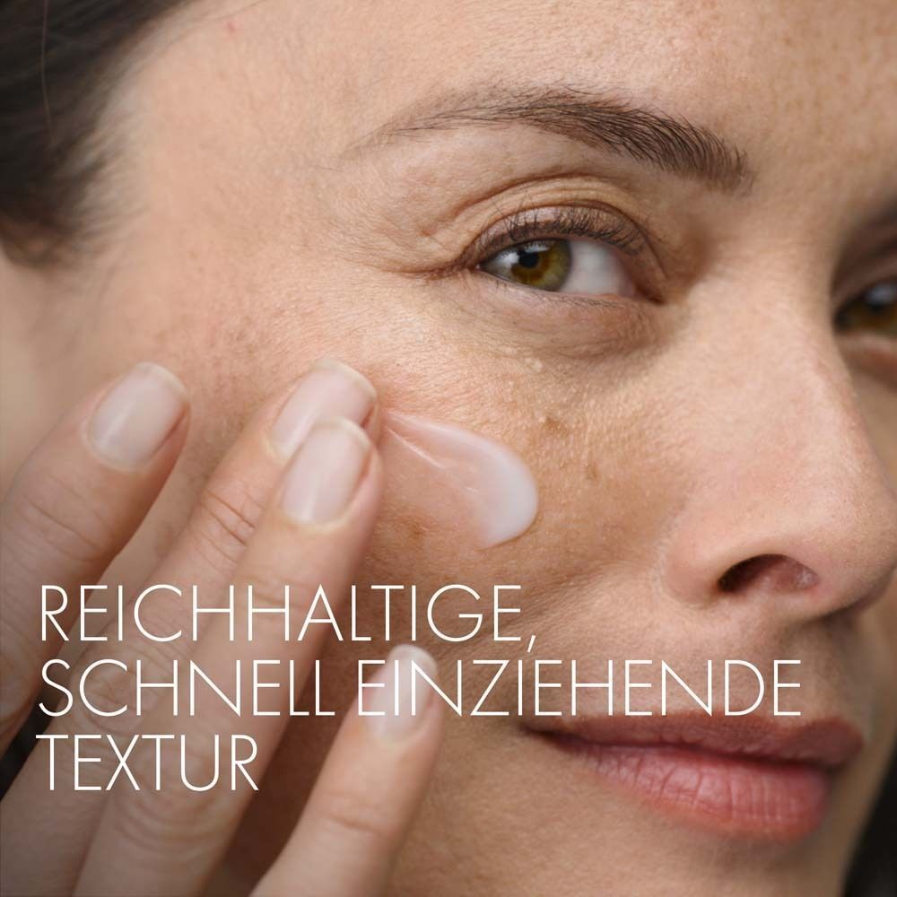 Reichhaltige, schnell einziehende Textur der Creme auf der Haut.