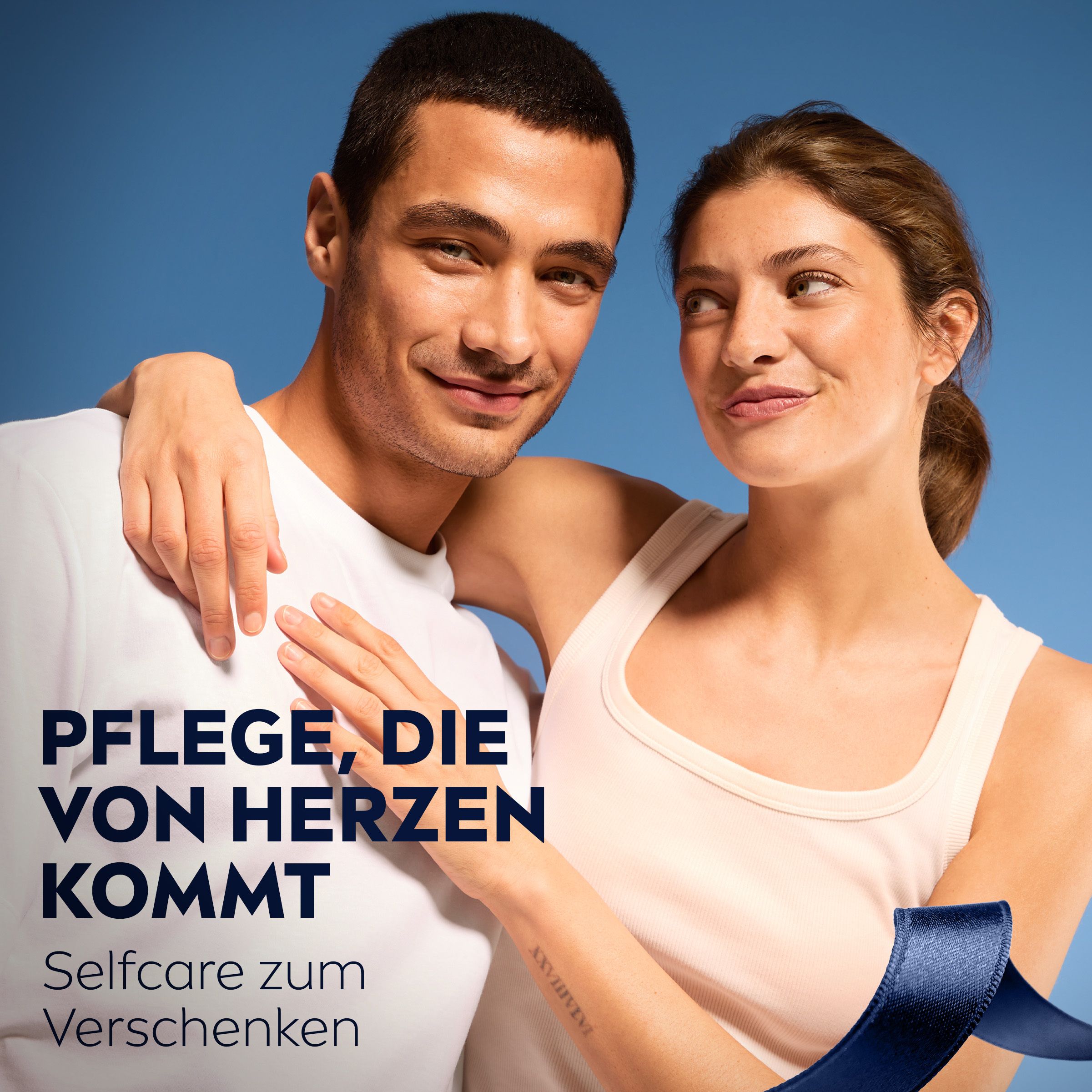 Paar umarmt sich, Text: Pflege, die von Herzen kommt. Selfcare zum Verschenken.