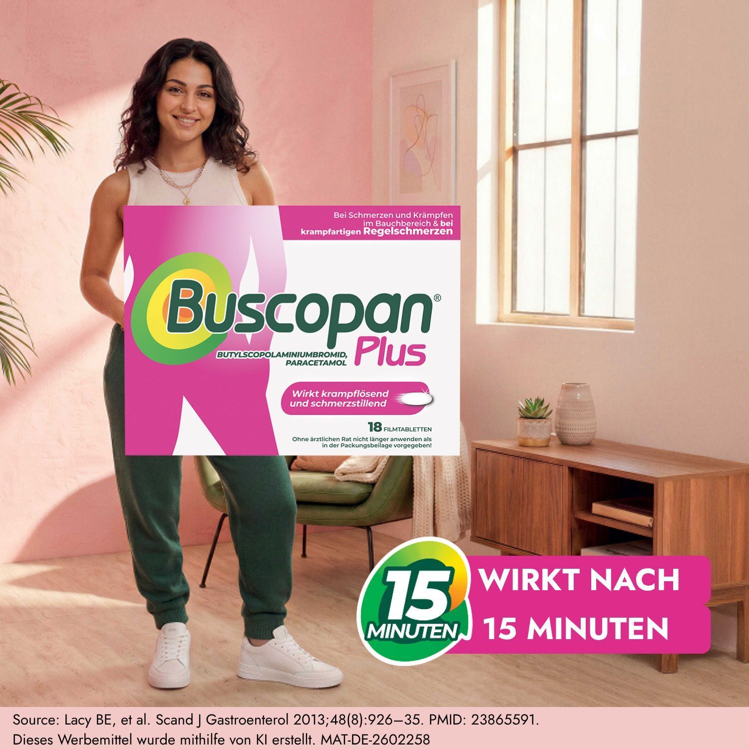 Frau hält eine Packung Buscopan Plus.