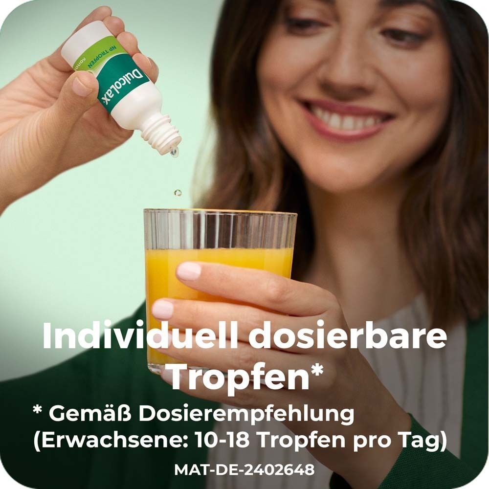 Frau tropft Dulcolax NP in ein Glas Saft.