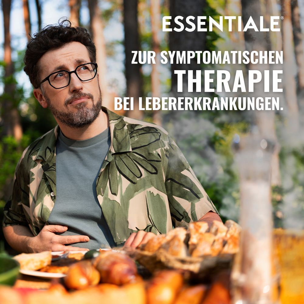 Mann mit Hand am Bauch sitzt im Freien, ESSENTIALE Text.