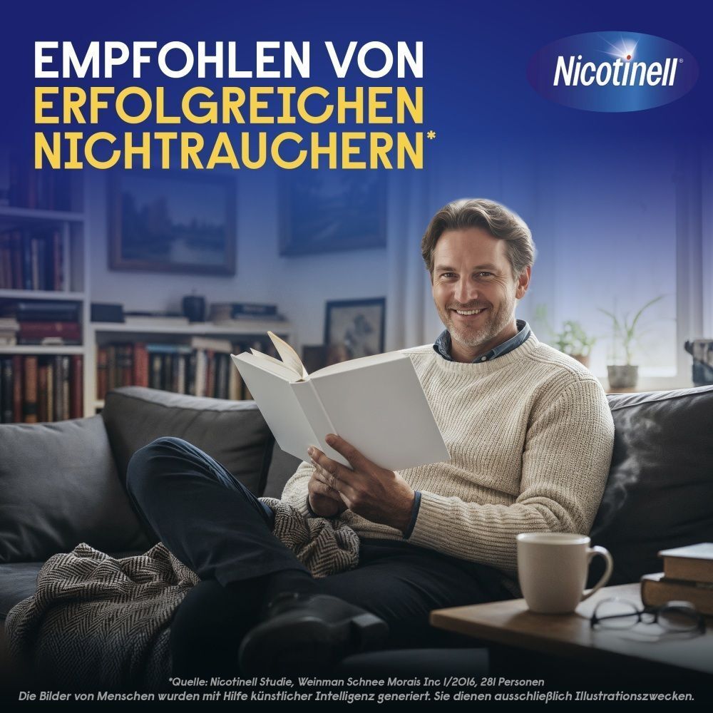 Mann liest Buch auf Sofa, unterstützt durch Nicotinell®.