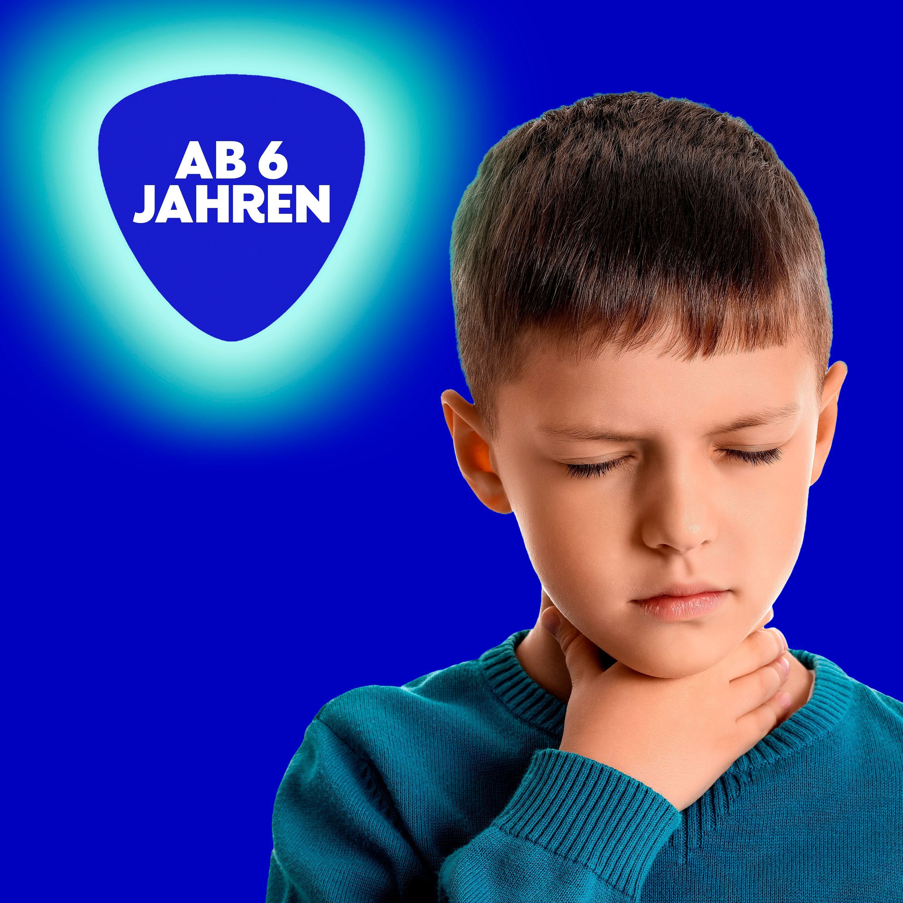 Junge hält sich die schmerzende Kehle, mit Hinweis 'Ab 6 Jahren'.