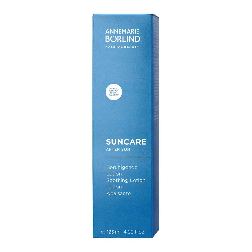 Blaue Verpackung mit Aufschrift: SUNCare AFTER SUN. Text in Deutsch, Englisch und Französisch. Weißer Hintergrund.