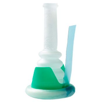 Kondom-Urinal latexfrei, selbsthaftend. Weiß, grün und blau. Zylindrische Form mit Manschette und Klebestreifen.